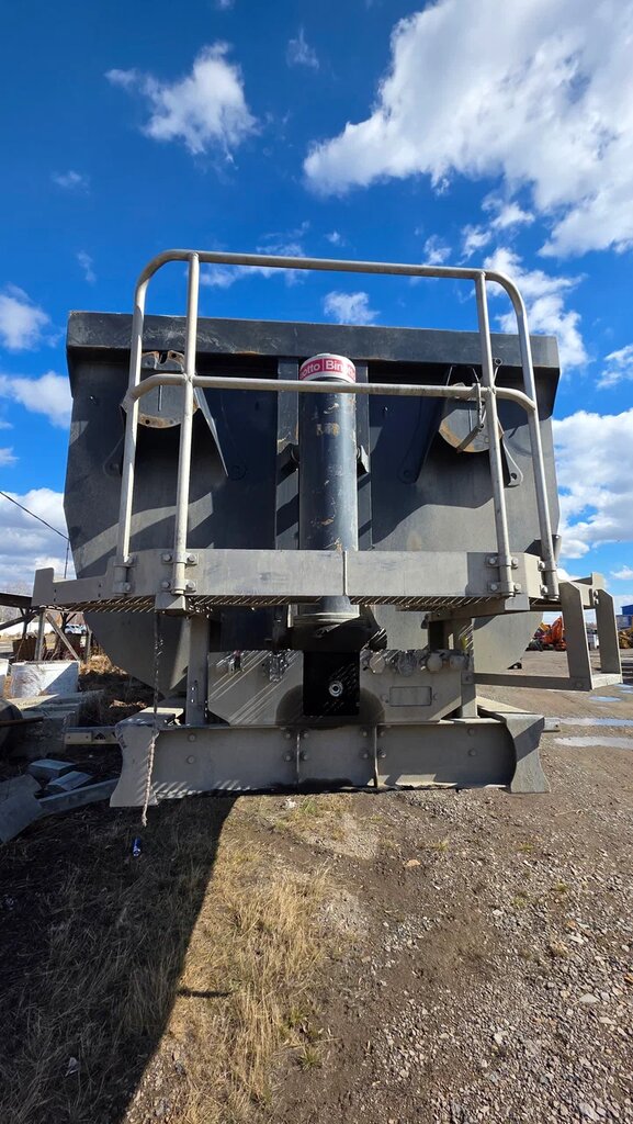 Grunwald 9453 Полуприцеп самосвальный 9453-0000011-60 — Б/У, 2024 г.