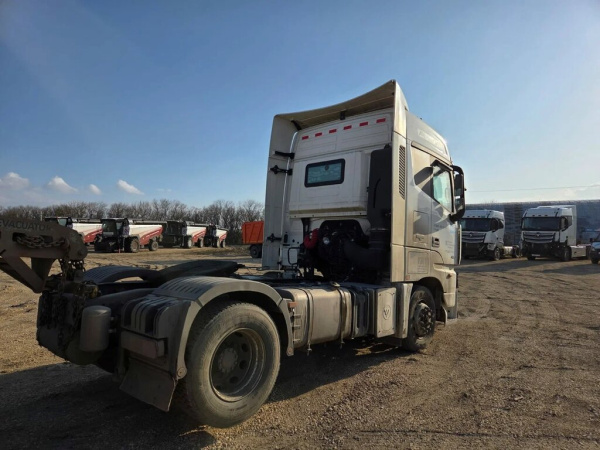 Foton AUMAN 4x2 Седельный тягач BJ4189SLFKA — Б/У, 2023 г.